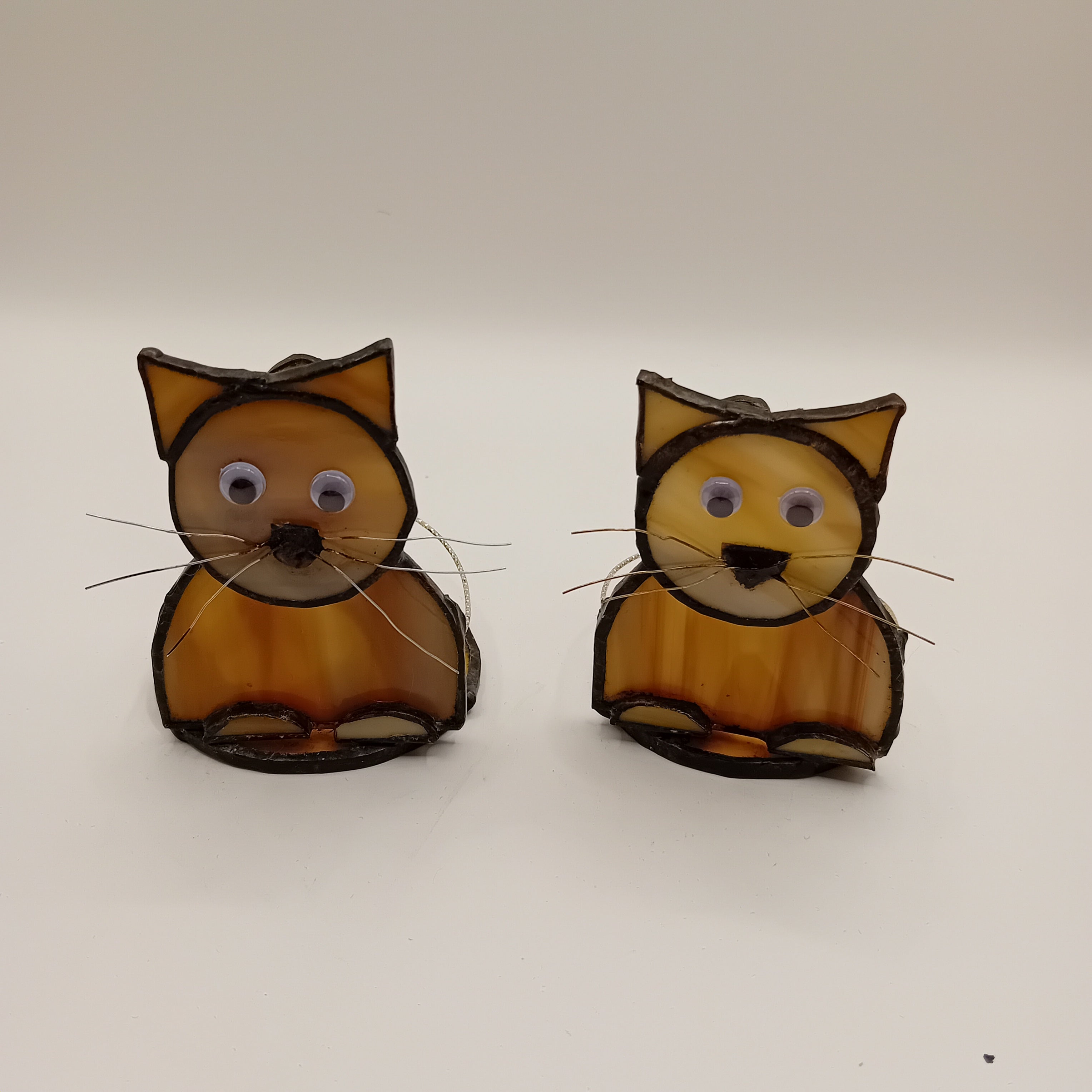 Chat marron en Tiffany – Décoration artisanale lumineuse