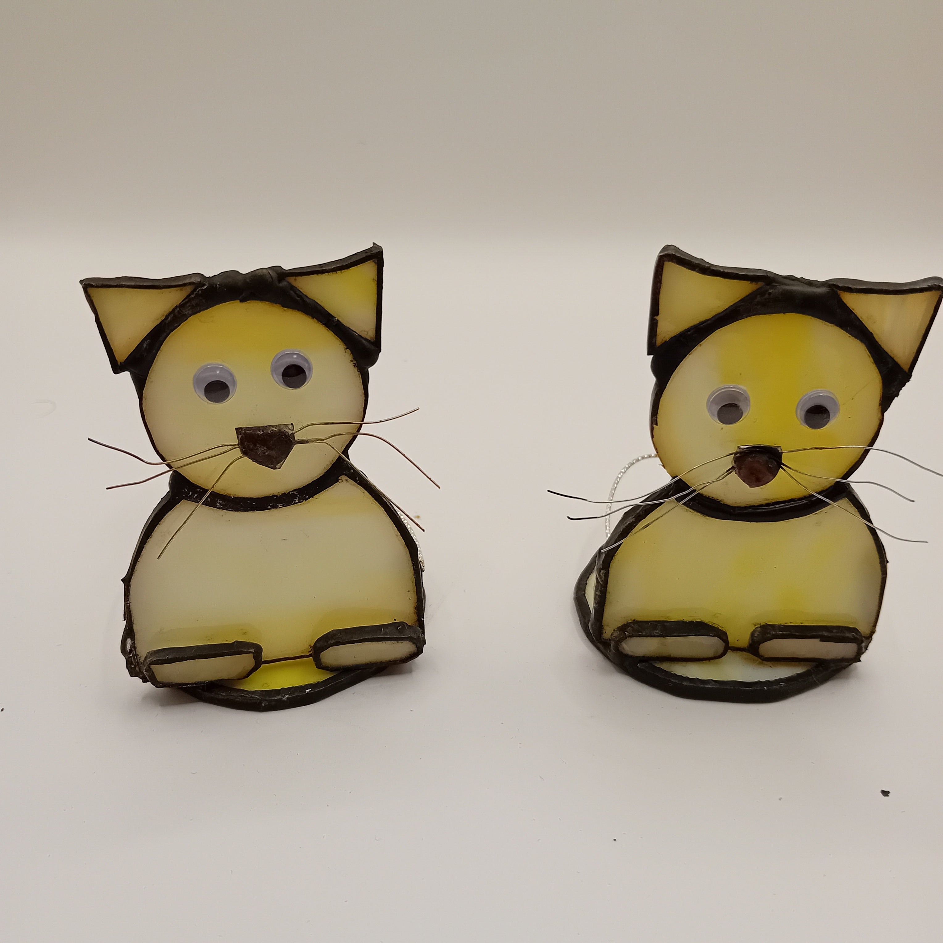 Chat blanc en Tiffany – Décoration artisanale en verre