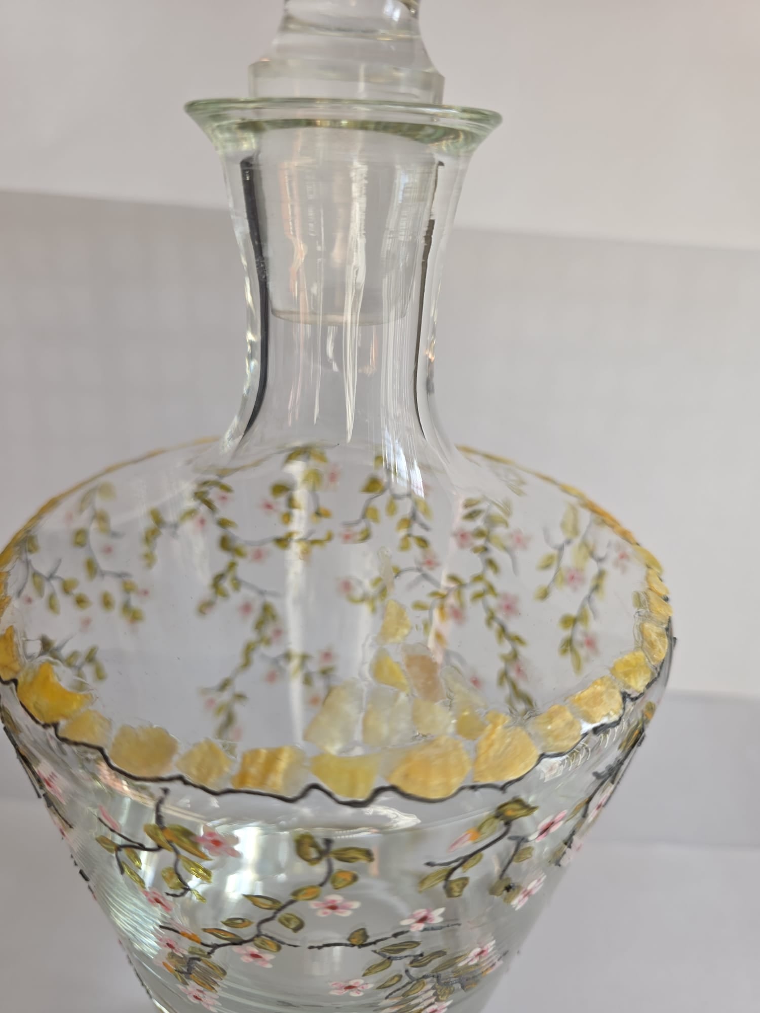 Carafe élégante, motif floral délicat