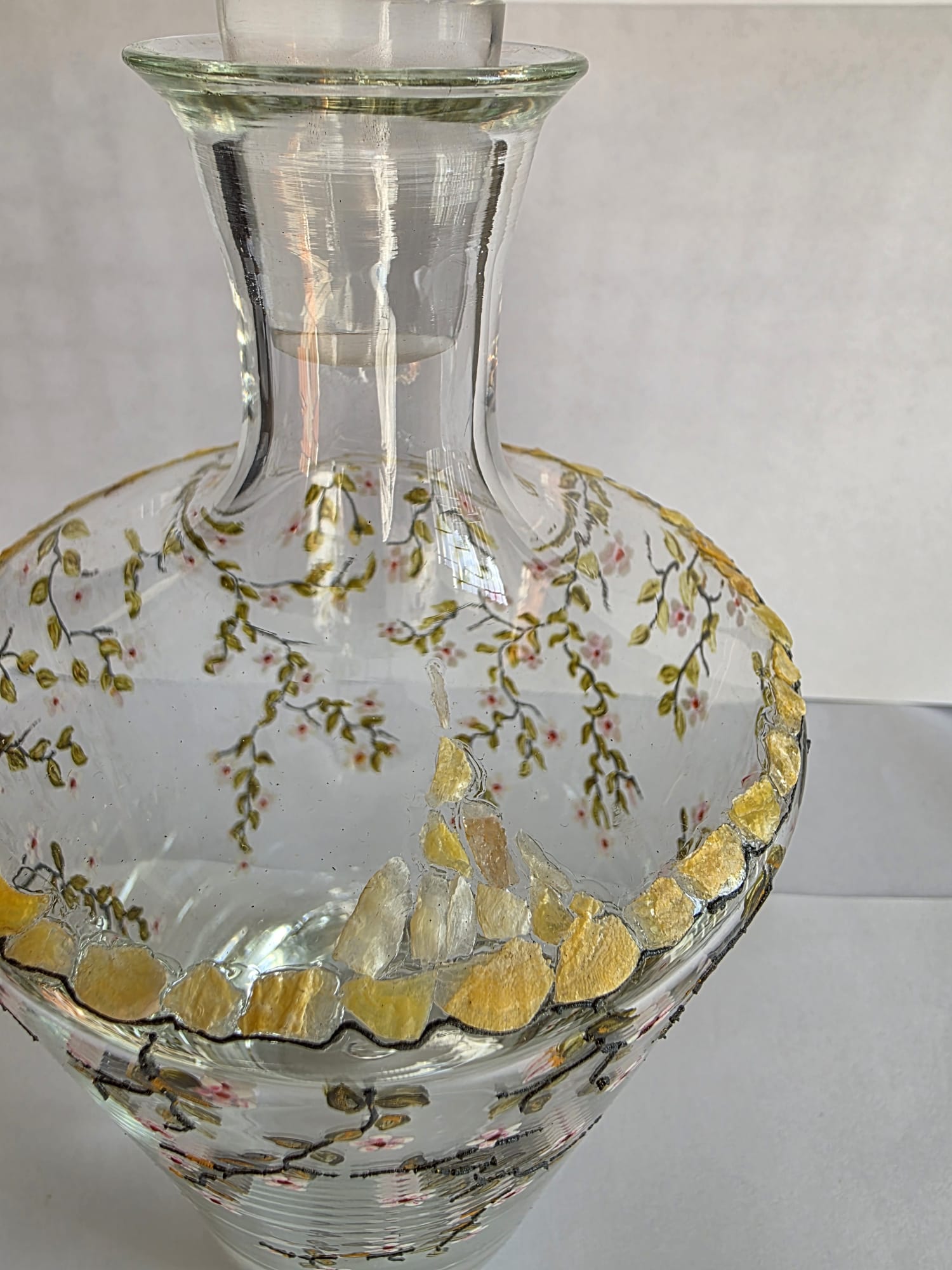 Carafe élégante, motif floral délicat