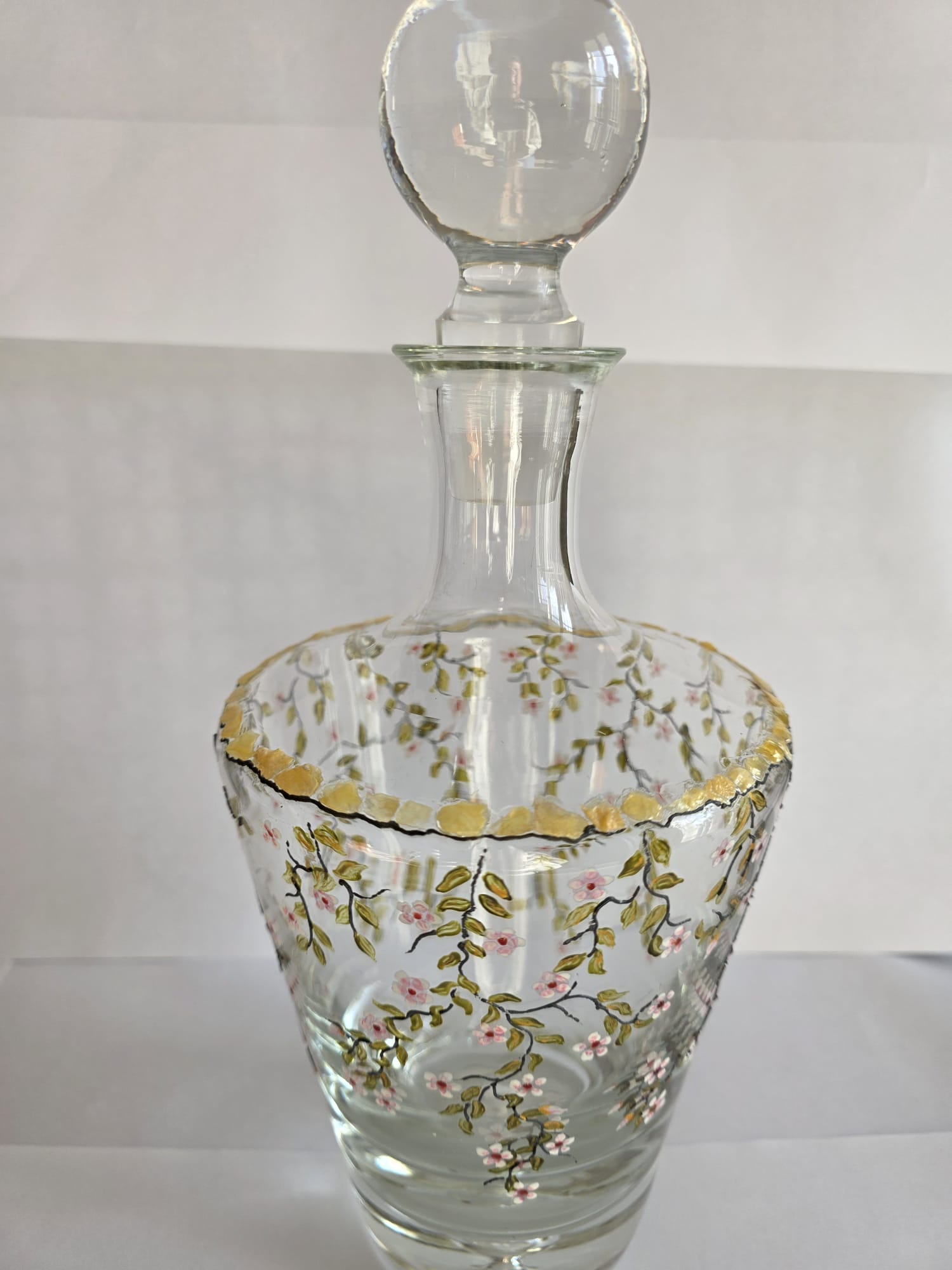 Carafe élégante, motif floral délicat