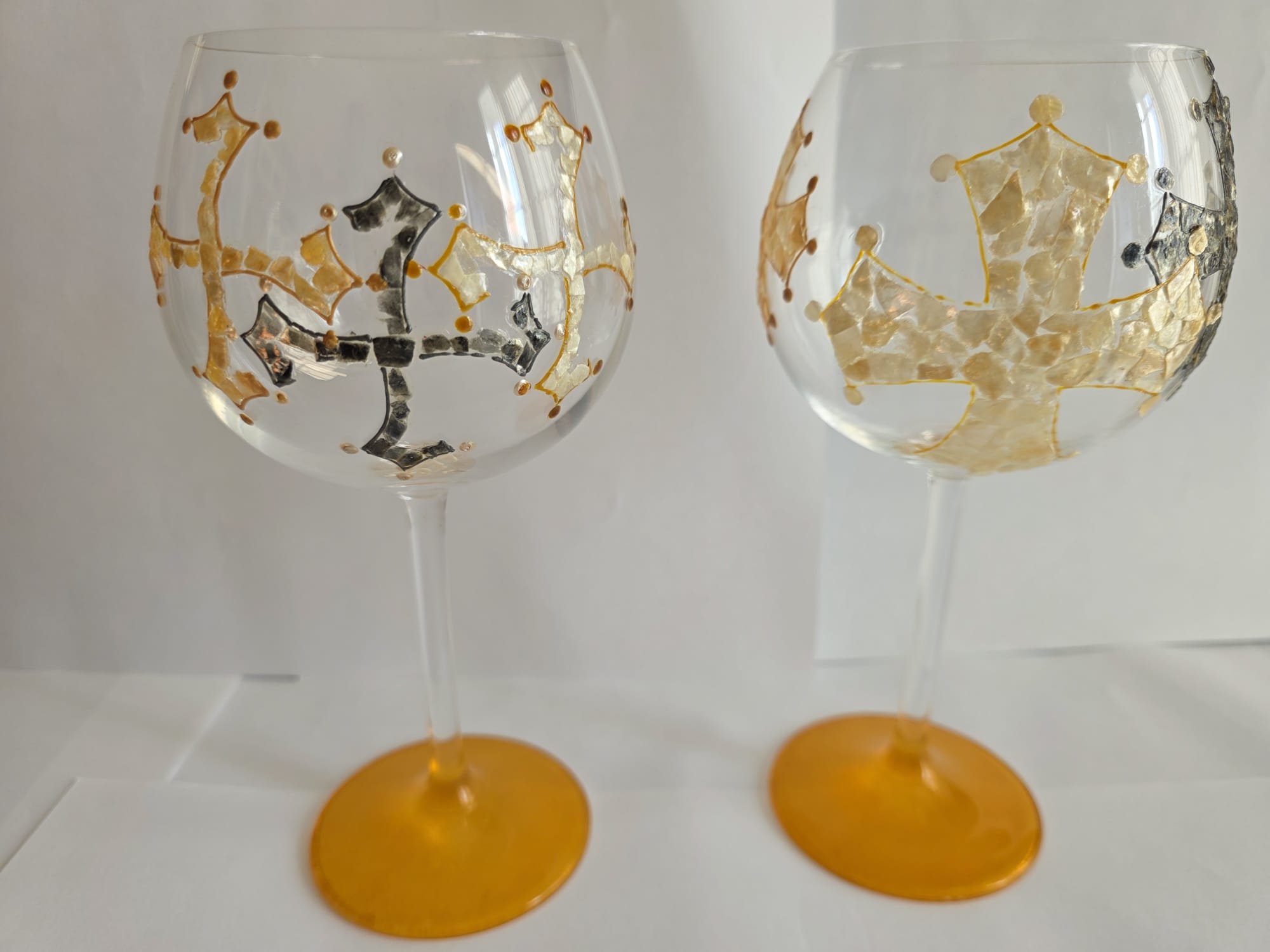 Lot de 2 grands verres ronds à pied, motif croix du Languedoc