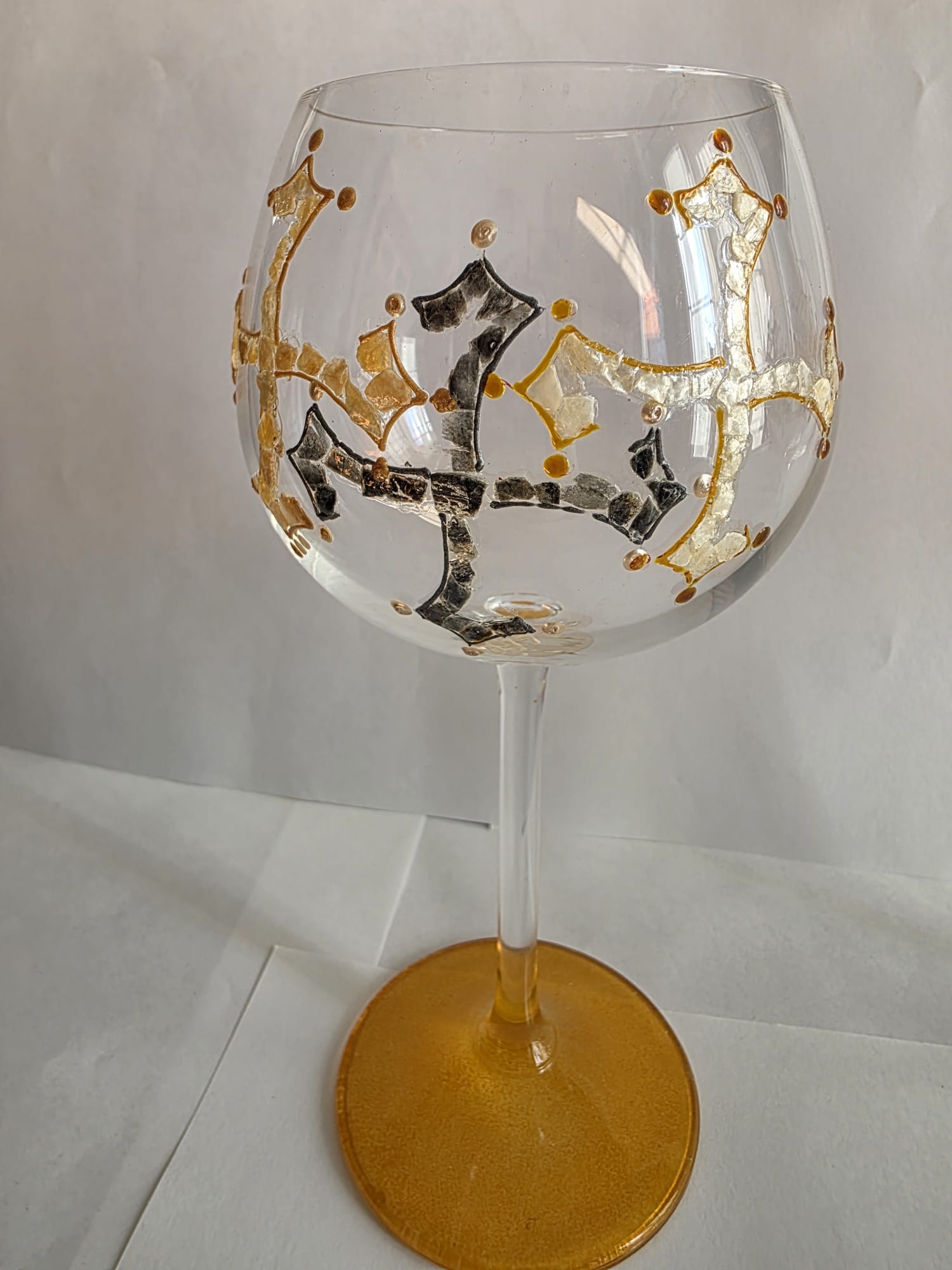 Lot de 2 grands verres ronds à pied, motif croix du Languedoc